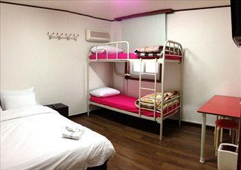 Apple Backpackers Hostel *
