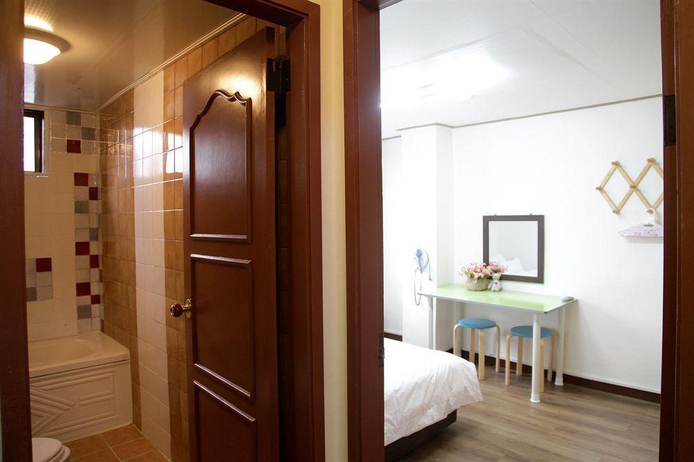 Apple Backpackers * Seoul
