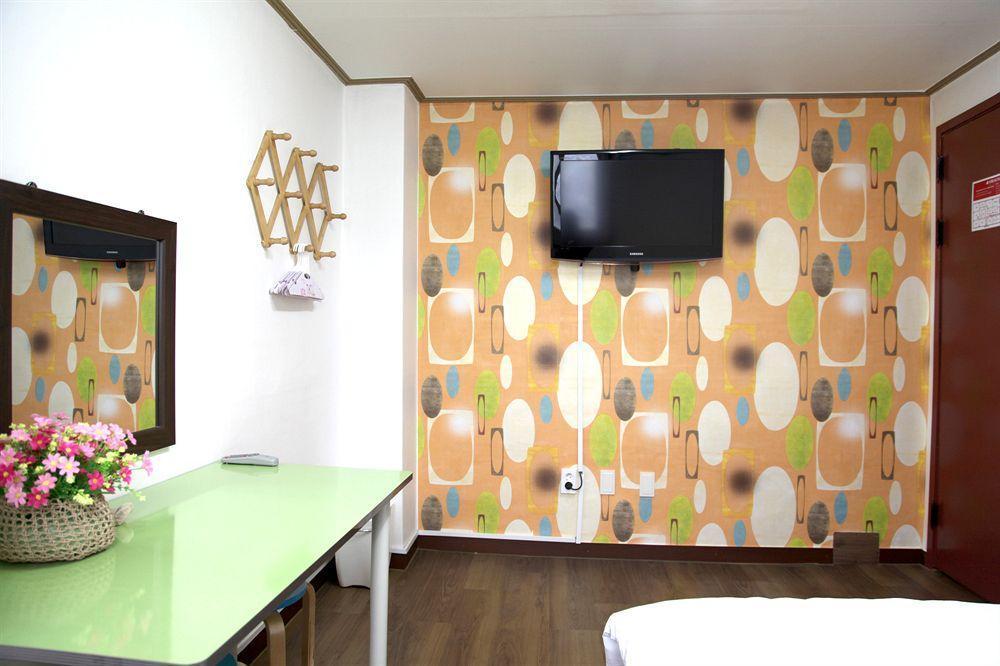 Apple Backpackers * Seoul