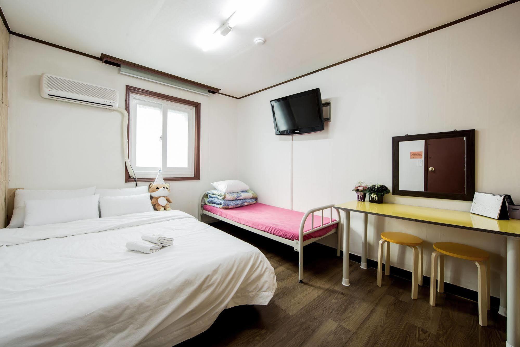 Apple Backpackers Hostel *